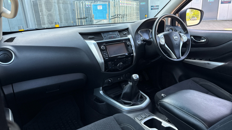 Nissan Navara Np300 Diesel Double Cab Pick Up N-Connecta 2.3dCi 190 4WD